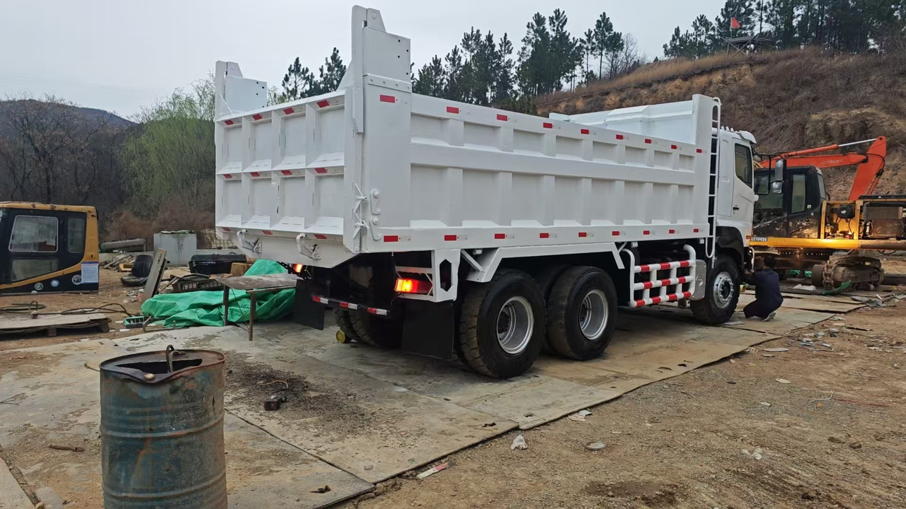HINO HINO 700 - Camion basculantă: Foto 4 HINO HINO 700 - Camion basculantă: Foto 4