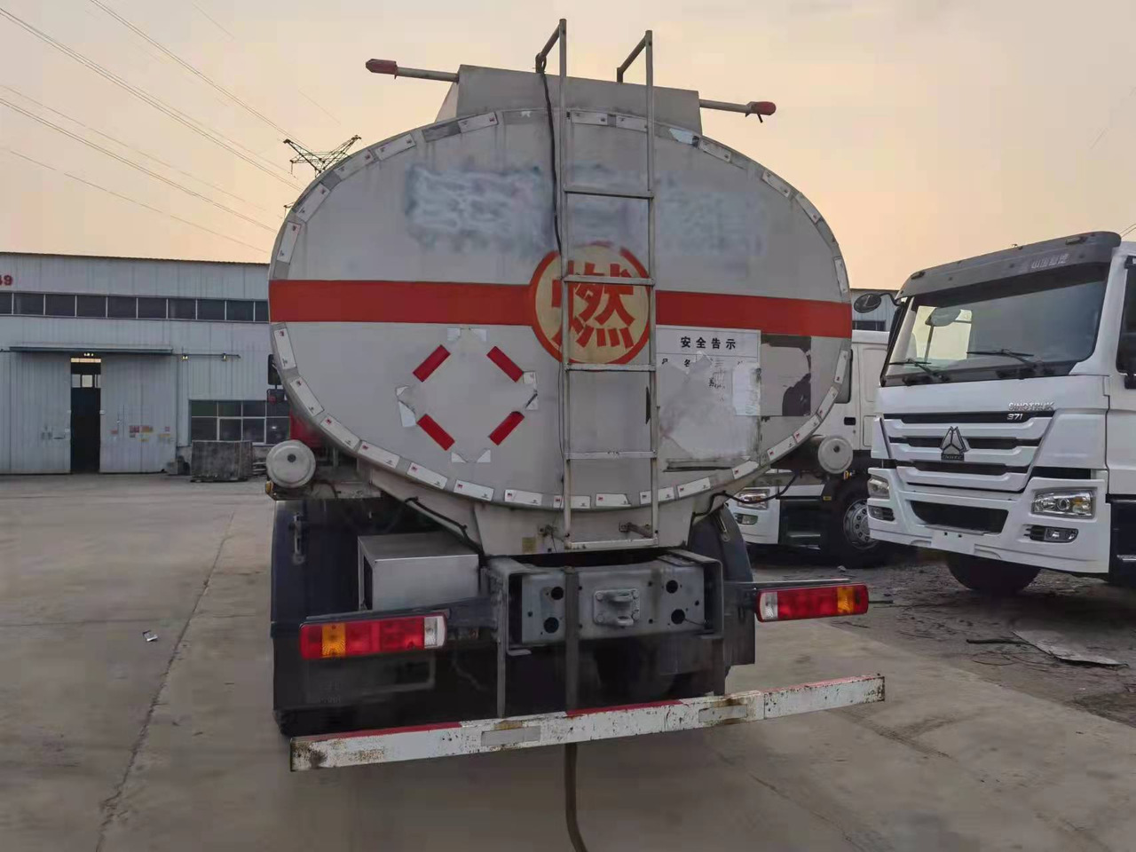 HOWO 20 cubic meters - Camion cisternă: Foto 2 HOWO 20 cubic meters - Camion cisternă: Foto 2