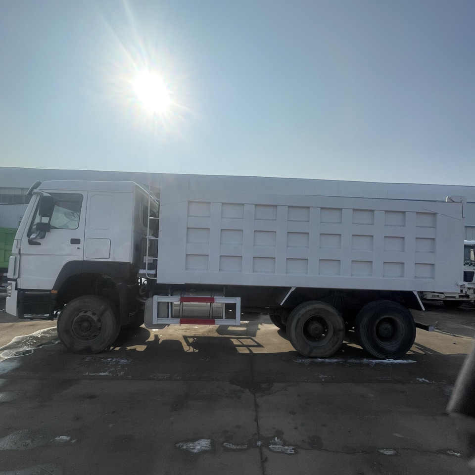 HOWO 6*4 DUMP TRUCK - Camion basculantă: Foto 1 HOWO 6*4 DUMP TRUCK - Camion basculantă: Foto 1
