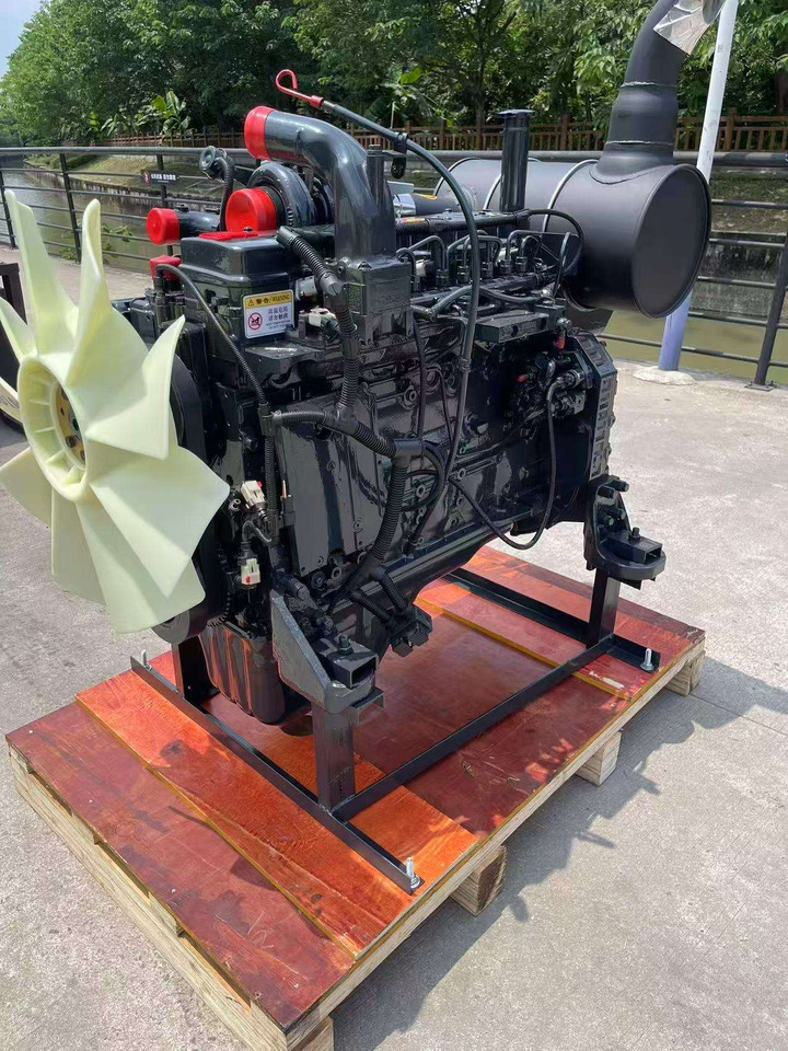 KOMATSU 6D107E-1 - Motor pentru Excavator: Foto 1 KOMATSU 6D107E-1 - Motor pentru Excavator: Foto 1