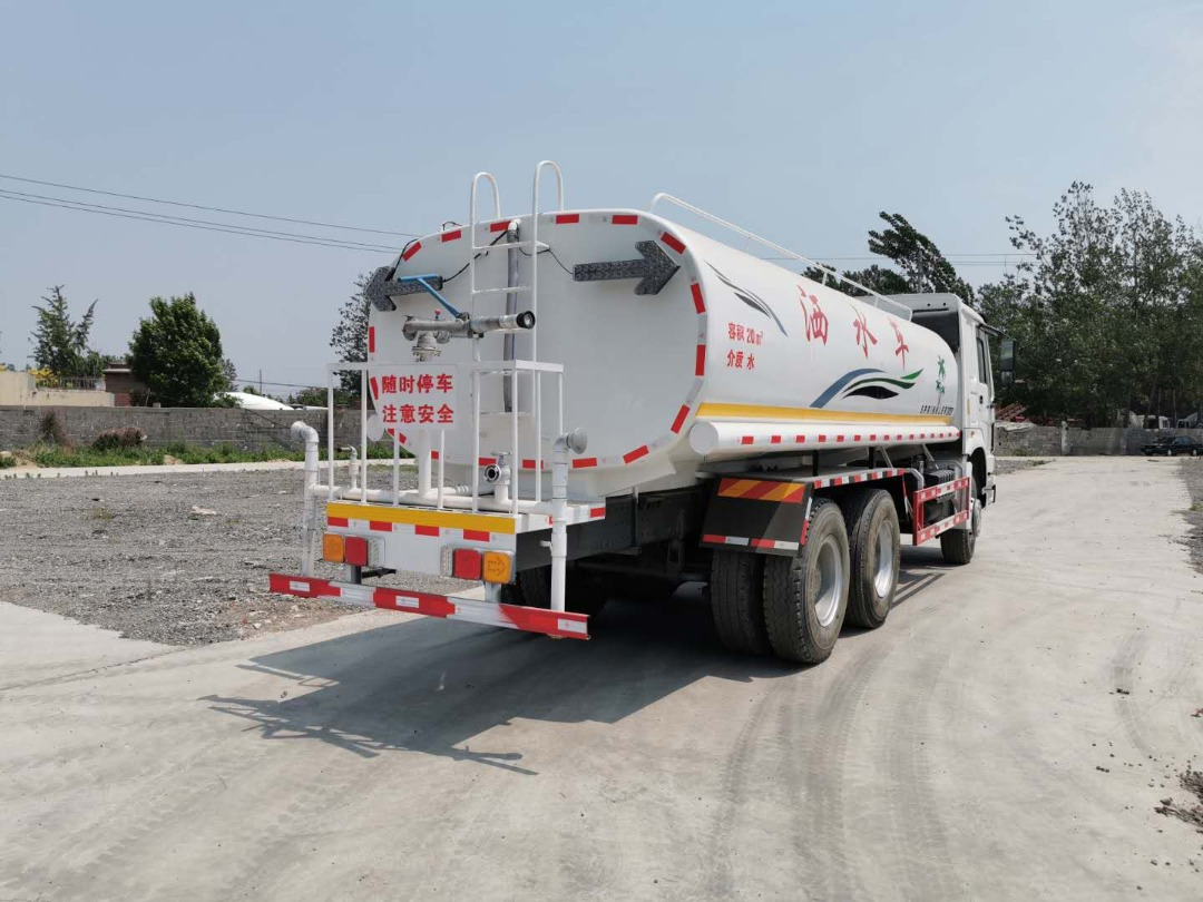 SINOTRUK 20 cubic meters tank - Camion cisternă: Foto 2 SINOTRUK 20 cubic meters tank - Camion cisternă: Foto 2