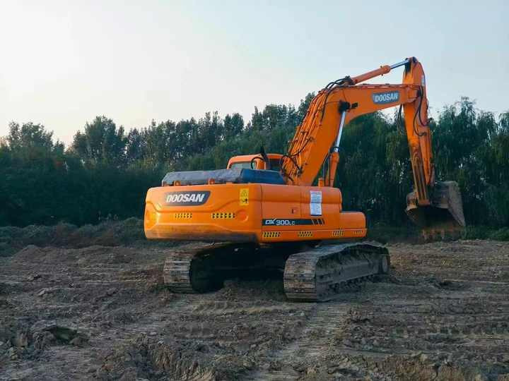 Used Doosan Dx300LC Model Excavator Second Hand Machine Popular Brand Korean Doosan Hydraulic Machinery - Excavator: Foto 4 Used Doosan Dx300LC Model Excavator Second Hand Machine Popular Brand Korean Doosan Hydraulic Machinery - Excavator: Foto 4