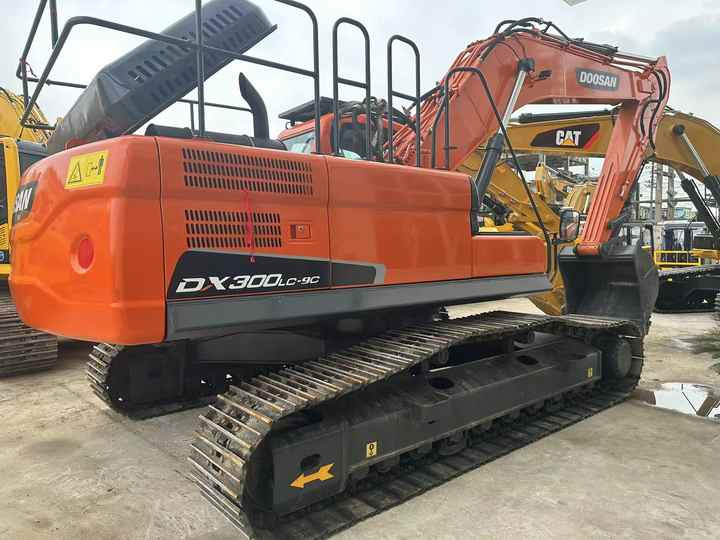 Used Excavator Doosan DX300 Excavators Mini Equipment Earth Moving Machinery Doosan Digger Excavator for Sale - Excavator pe şenile: Foto 4 Used Excavator Doosan DX300 Excavators Mini Equipment Earth Moving Machinery Doosan Digger Excavator for Sale - Excavator pe şenile: Foto 4