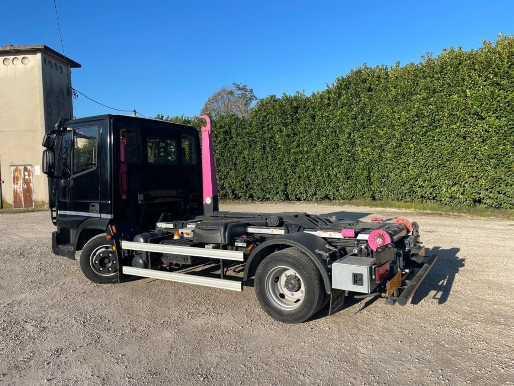 IVECO EUROCARGO 75E18 CON SCARRABILE NUOVO - Camion cu cârlig: Foto 4 IVECO EUROCARGO 75E18 CON SCARRABILE NUOVO - Camion cu cârlig: Foto 4