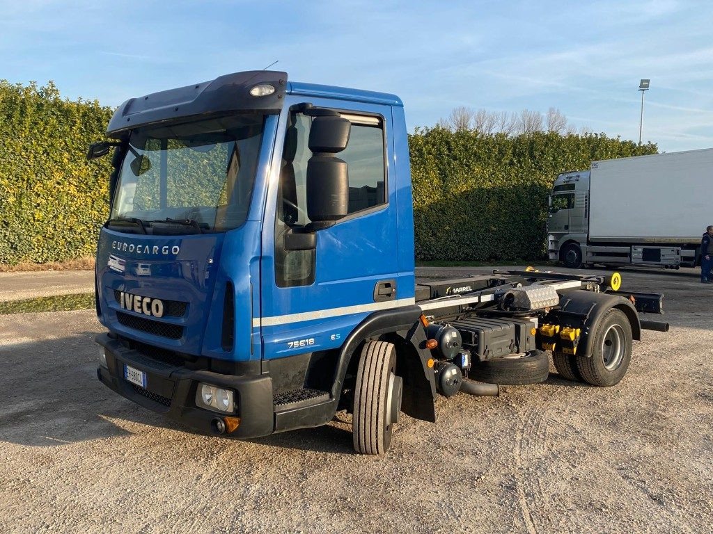 IVECO EUROCARGO 75E18 SCARRABILE - Camion cu cârlig: Foto 1 IVECO EUROCARGO 75E18 SCARRABILE - Camion cu cârlig: Foto 1