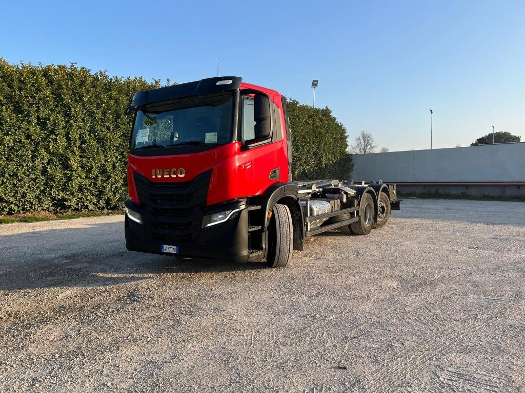 IVECO X-WAY AD260 NUOVO TARGATO SCARRABILE - Camion cu cârlig: Foto 1 IVECO X-WAY AD260 NUOVO TARGATO SCARRABILE - Camion cu cârlig: Foto 1