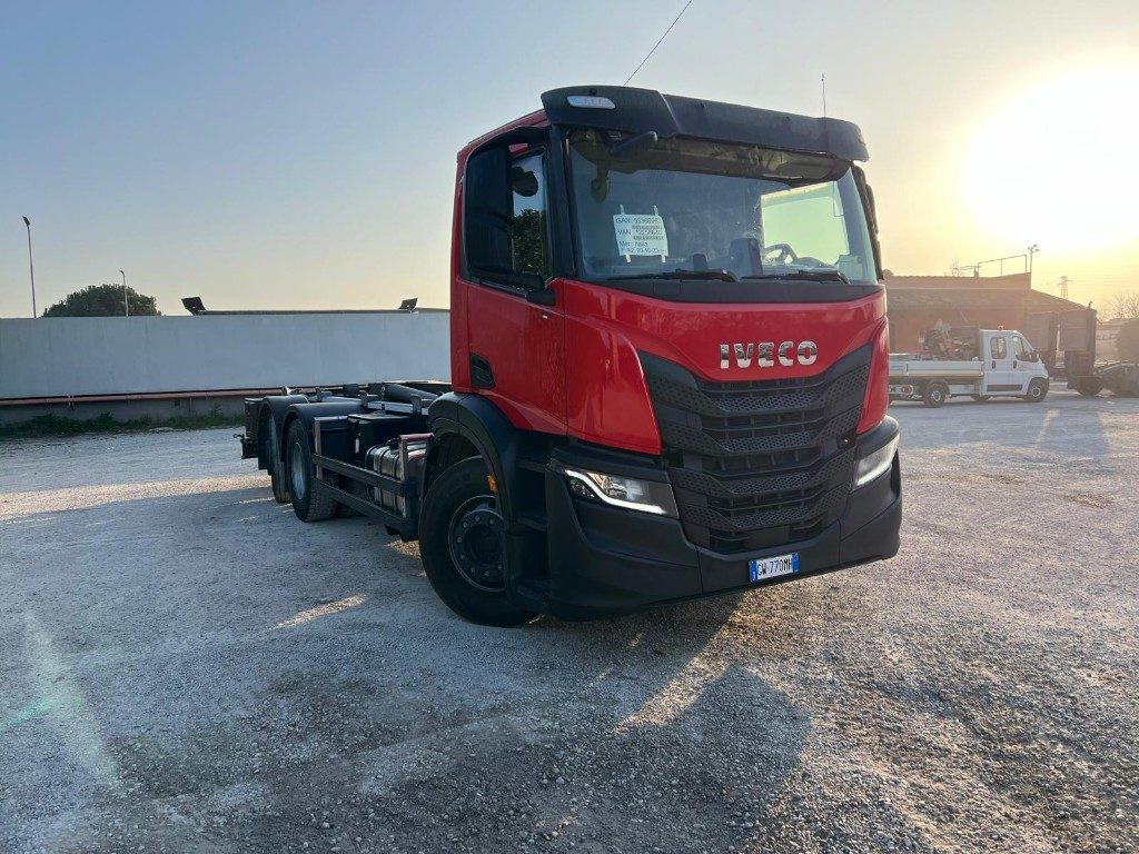 IVECO X-WAY AD260 NUOVO TARGATO SCARRABILE - Camion cu cârlig: Foto 2 IVECO X-WAY AD260 NUOVO TARGATO SCARRABILE - Camion cu cârlig: Foto 2