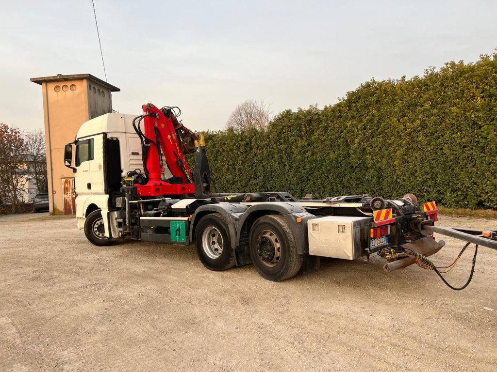 MAN TGX 26.440 SCARRABILE CON GRU - Camion cu cârlig: Foto 4 MAN TGX 26.440 SCARRABILE CON GRU - Camion cu cârlig: Foto 4