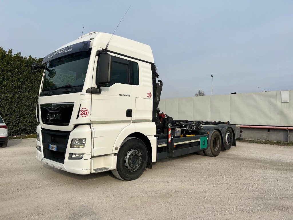 MAN TGX 26.480 SCARRABILE CON GRU DIETRO CABINA - Camion cu cârlig: Foto 1 MAN TGX 26.480 SCARRABILE CON GRU DIETRO CABINA - Camion cu cârlig: Foto 1