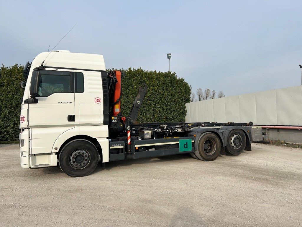 MAN TGX 26.480 SCARRABILE CON GRU DIETRO CABINA - Camion cu cârlig: Foto 2 MAN TGX 26.480 SCARRABILE CON GRU DIETRO CABINA - Camion cu cârlig: Foto 2