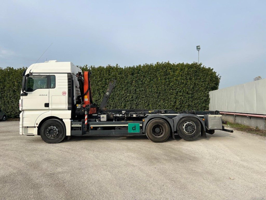 MAN TGX 26.480 SCARRABILE CON GRU DIETRO CABINA - Camion cu cârlig: Foto 3 MAN TGX 26.480 SCARRABILE CON GRU DIETRO CABINA - Camion cu cârlig: Foto 3
