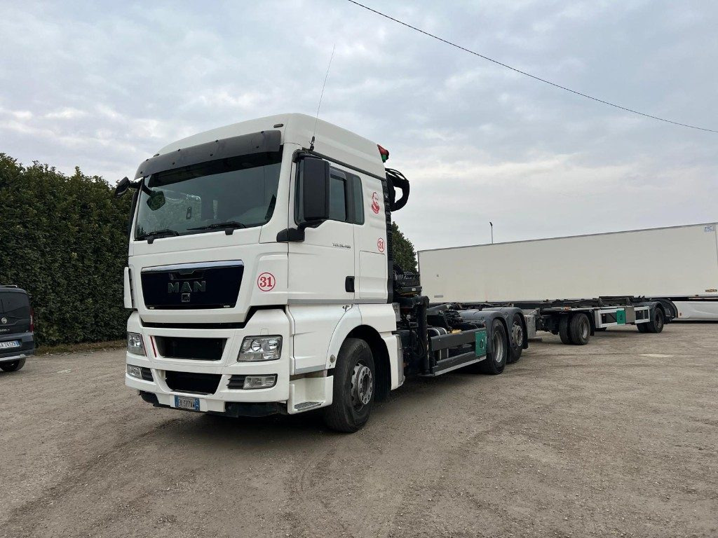MAN TGX 26.480 SCARRABILE CON GRU - Camion cu cârlig: Foto 1 MAN TGX 26.480 SCARRABILE CON GRU - Camion cu cârlig: Foto 1