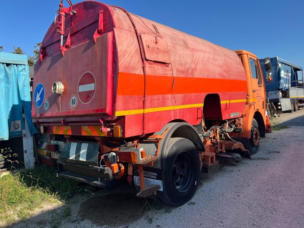 MERCEDES-BENZ MERCEDES AUTOSPAZZATRICE USATA - Măturătoare stradală: Foto 3 MERCEDES-BENZ MERCEDES AUTOSPAZZATRICE USATA - Măturătoare stradală: Foto 3