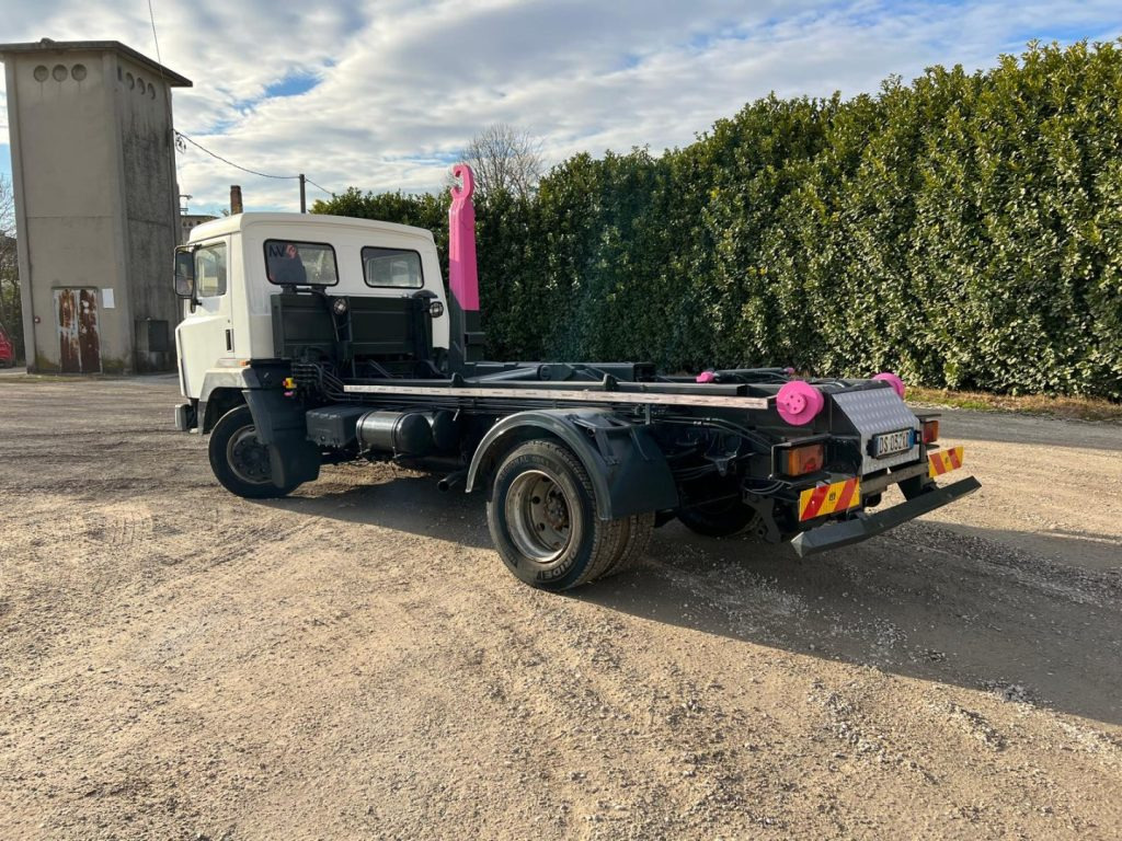 NISSAN 130/115 SCARRABILE - Camion cu cârlig: Foto 3 NISSAN 130/115 SCARRABILE - Camion cu cârlig: Foto 3