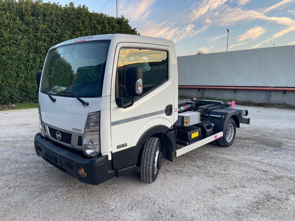 NISSAN NT400 SCARRABILE PATENTE B - Camion cu cârlig: Foto 1 NISSAN NT400 SCARRABILE PATENTE B - Camion cu cârlig: Foto 1