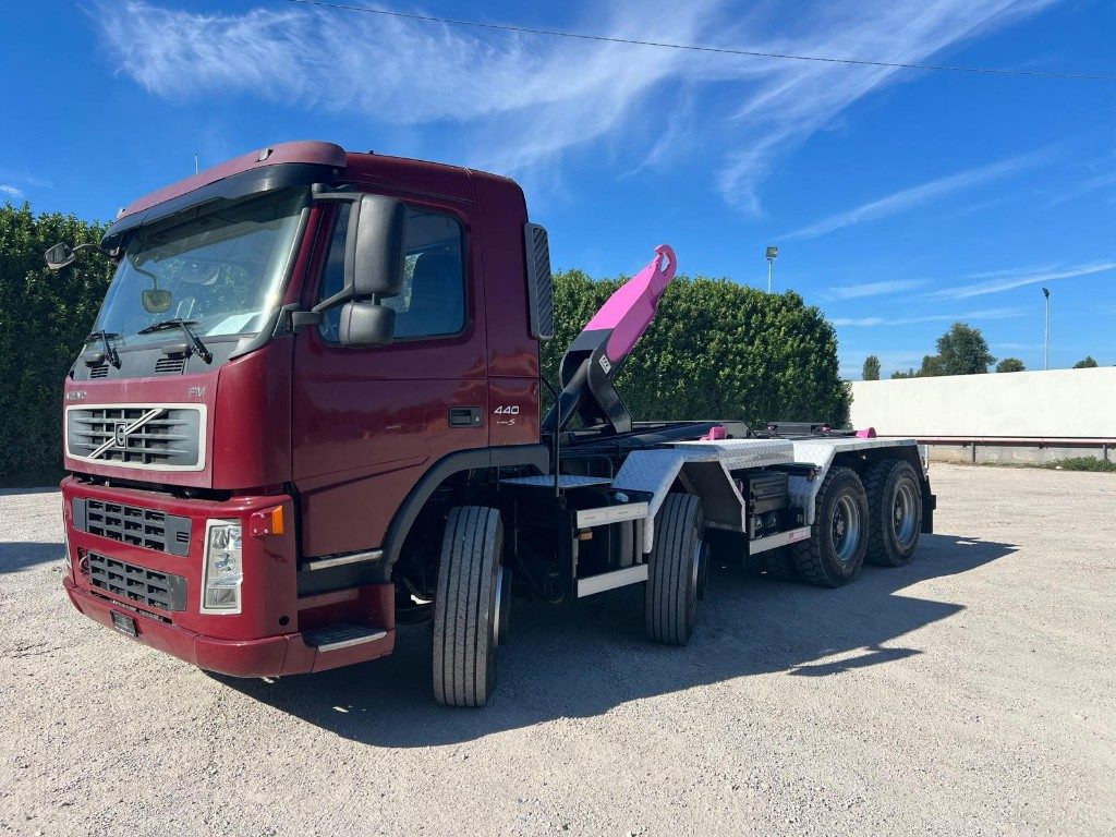 VOLVO FM440 SCARRABILE BALESTRATO - Camion cu cârlig: Foto 1 VOLVO FM440 SCARRABILE BALESTRATO - Camion cu cârlig: Foto 1