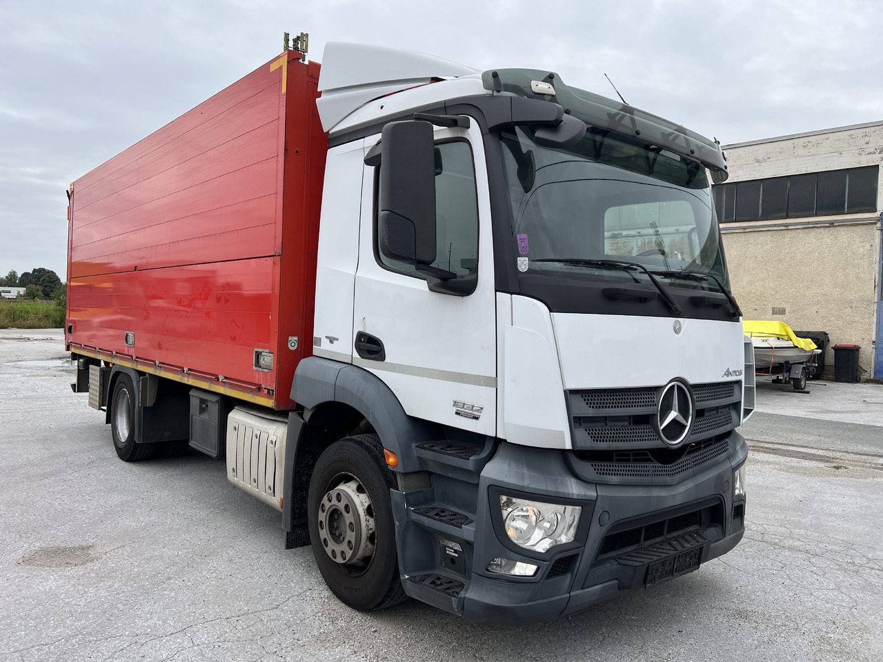 MERCEDES-BENZ ANTOS 1832 Getränkw. LBW | Klima | EURO 6 - Camion pentru transportul băuturilor: Foto 2 MERCEDES-BENZ ANTOS 1832 Getränkw. LBW | Klima | EURO 6 - Camion pentru transportul băuturilor: Foto 2