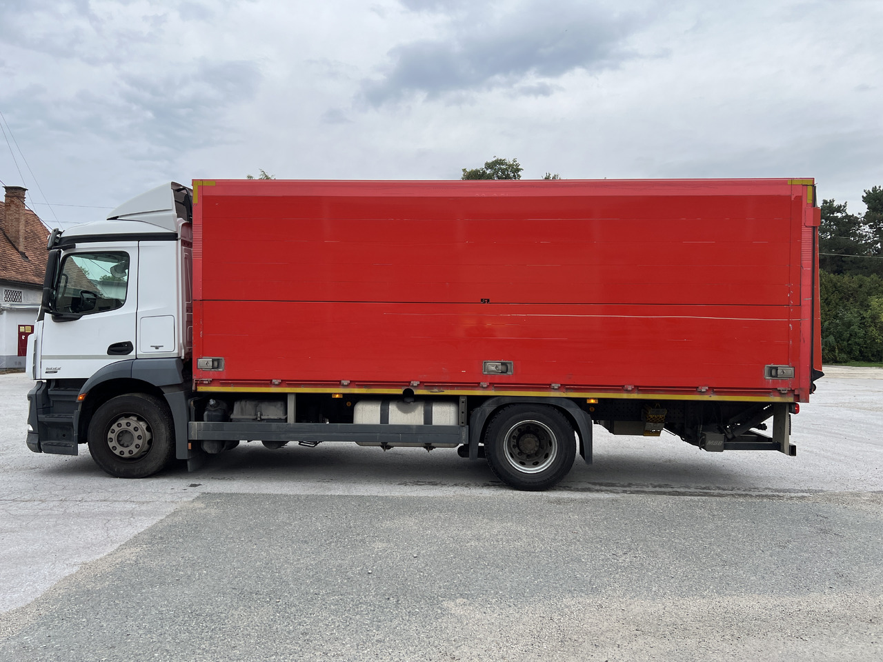 MERCEDES-BENZ ANTOS 1832 Getränkw. LBW | Klima | EURO 6 - Camion pentru transportul băuturilor: Foto 3 MERCEDES-BENZ ANTOS 1832 Getränkw. LBW | Klima | EURO 6 - Camion pentru transportul băuturilor: Foto 3