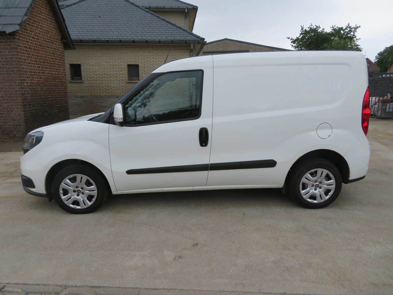 FIAT Doblo Cargo 1.6 Multijet - Autoutilitară compactă: Foto 4 FIAT Doblo Cargo 1.6 Multijet - Autoutilitară compactă: Foto 4
