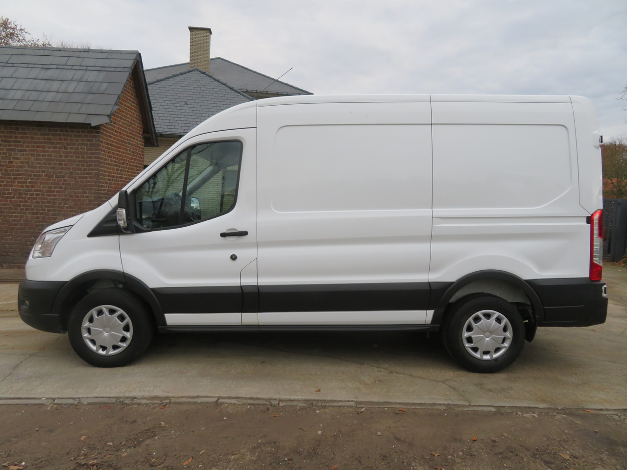 Ford Transit 2.0TDCi TREND - L2H2 - Dubă: Foto 4 Ford Transit 2.0TDCi TREND - L2H2 - Dubă: Foto 4