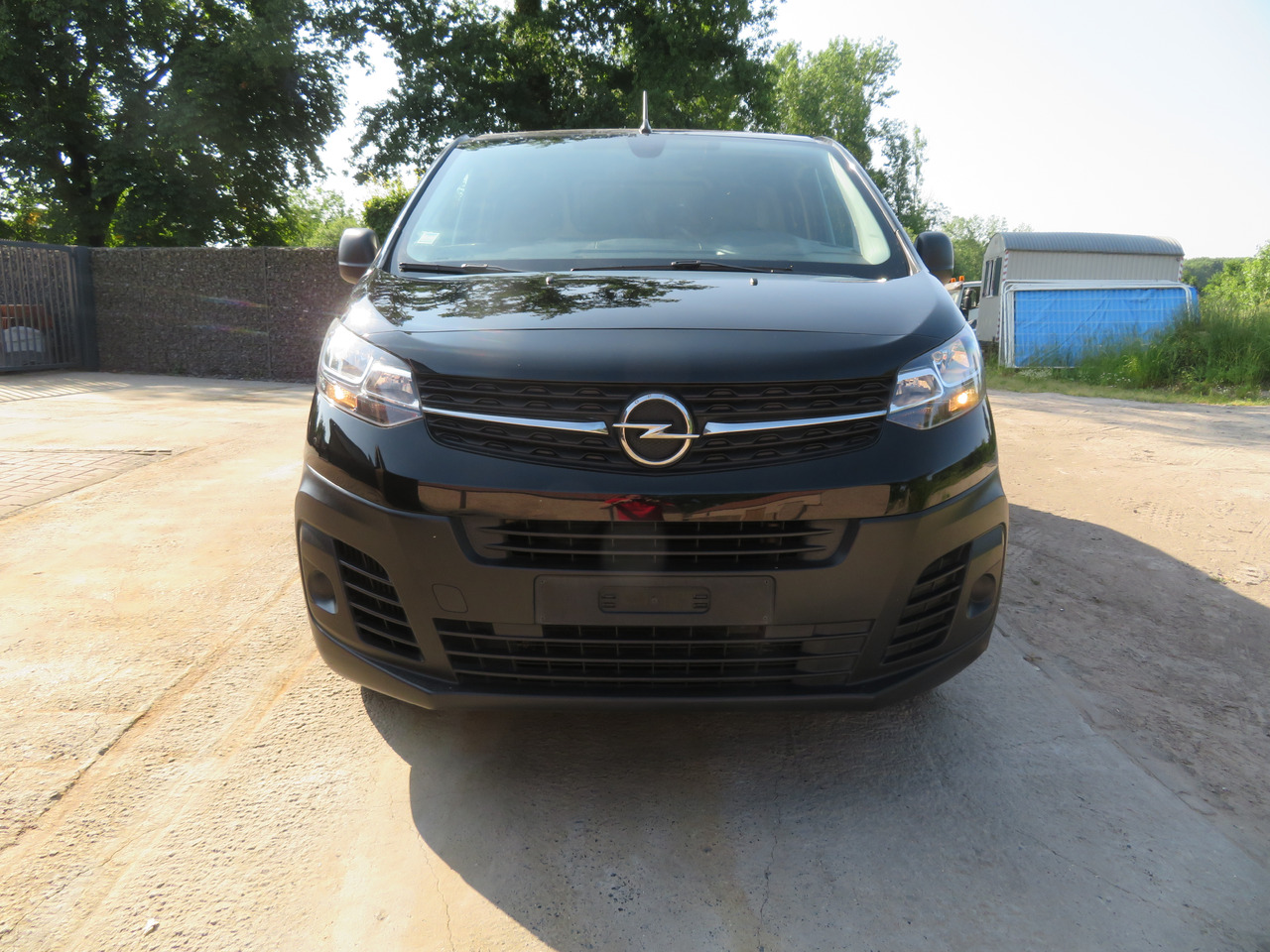 OPEL Vivaro 2.0 Turbo - L2H1 - Autoutilitară compactă: Foto 2 OPEL Vivaro 2.0 Turbo - L2H1 - Autoutilitară compactă: Foto 2