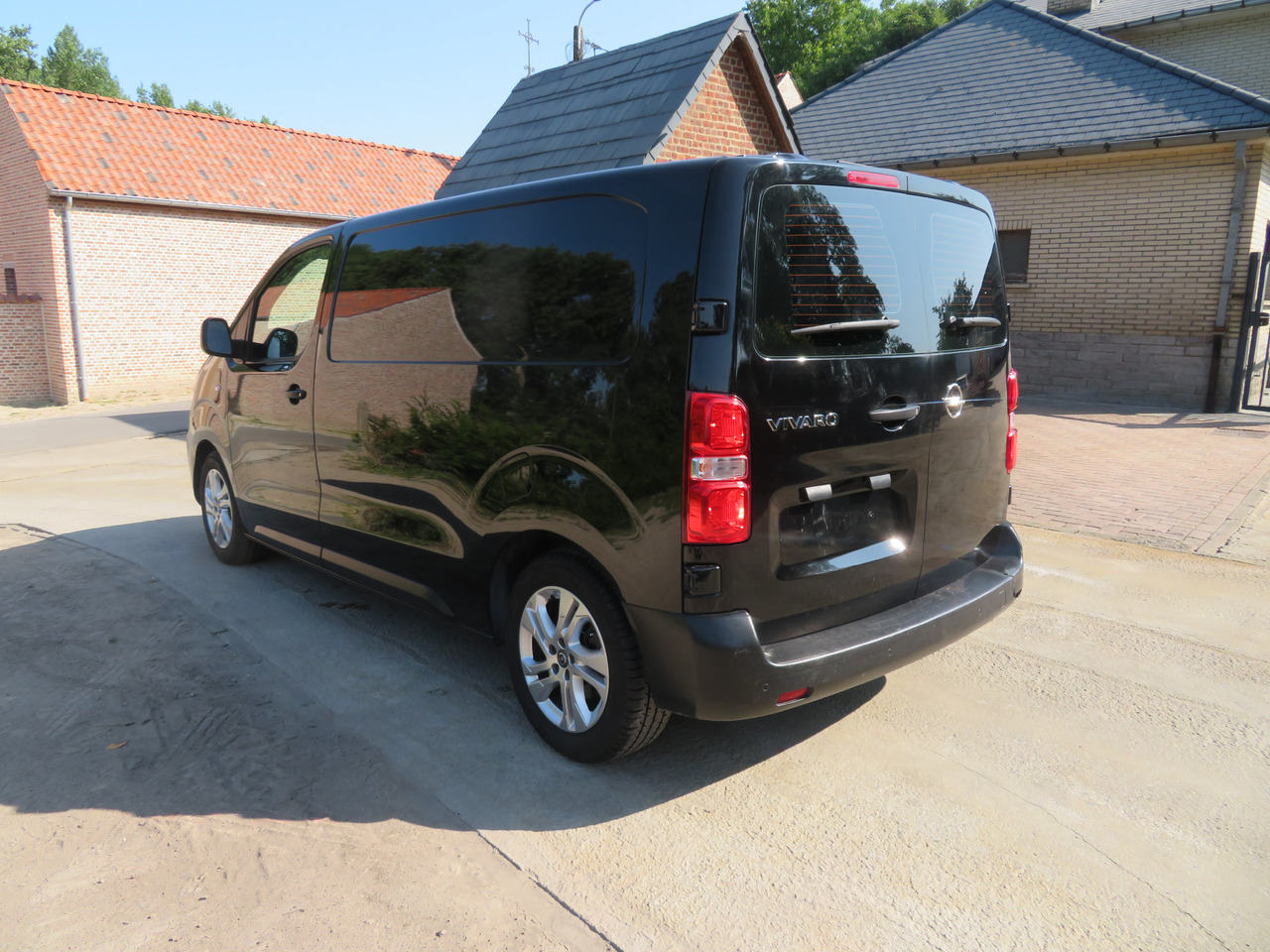 OPEL Vivaro 2.0 Turbo - L2H1 - Autoutilitară compactă: Foto 5 OPEL Vivaro 2.0 Turbo - L2H1 - Autoutilitară compactă: Foto 5