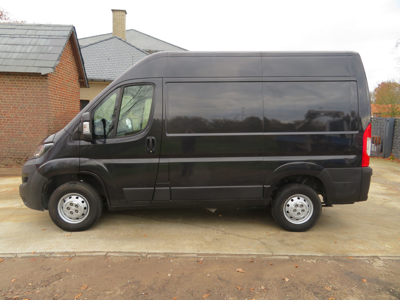 Peugeot Boxer 2.2 BlueHDI L1H2 premium - Autoutilitară compactă: Foto 4 Peugeot Boxer 2.2 BlueHDI L1H2 premium - Autoutilitară compactă: Foto 4