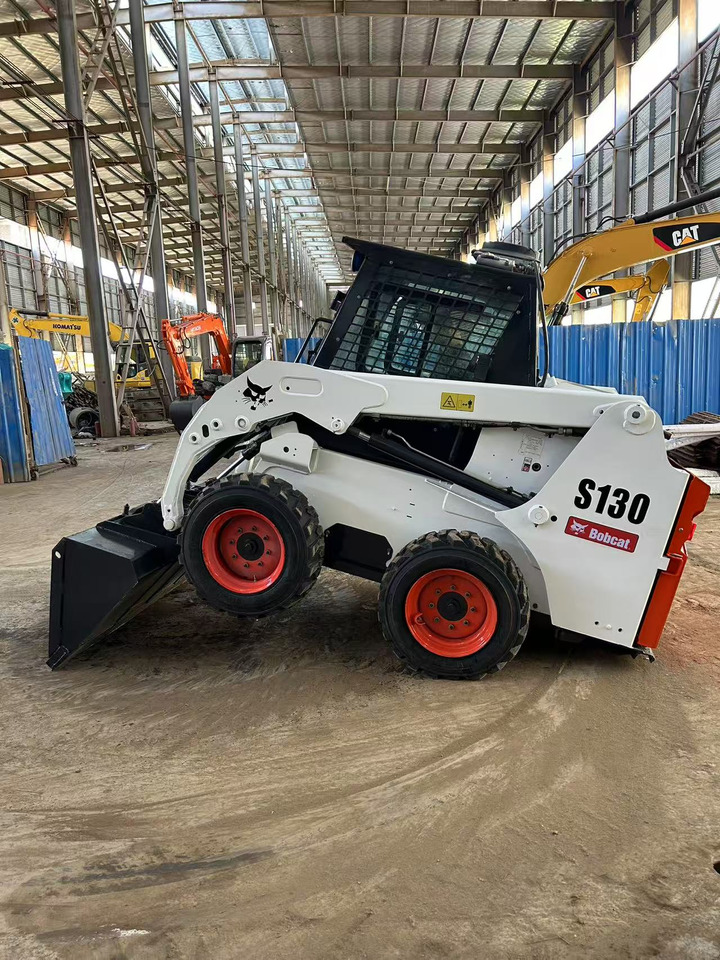 BOBCAT Skid Steer Loader S130 - Mini încărcător: Foto 5 BOBCAT Skid Steer Loader S130 - Mini încărcător: Foto 5