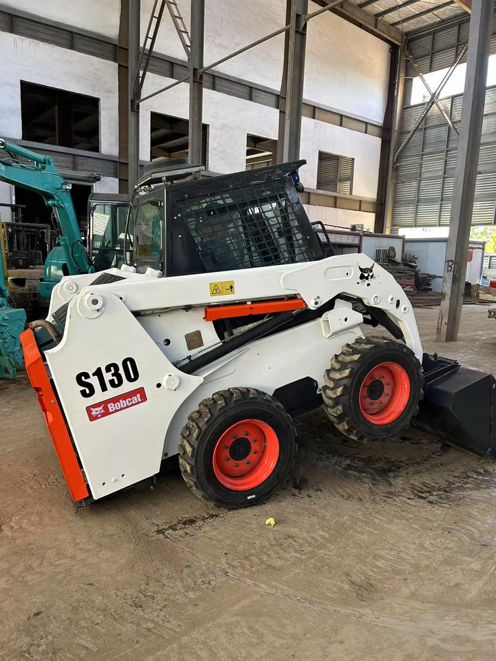 BOBCAT Skid Steer Loader S130 - Mini încărcător: Foto 3 BOBCAT Skid Steer Loader S130 - Mini încărcător: Foto 3