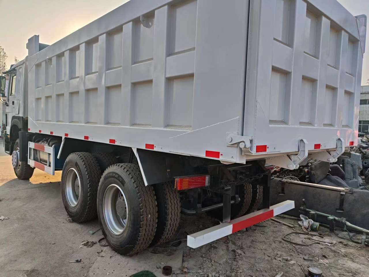 HOWO 375Dump Truck Right-Hand Drive - Camion basculantă: Foto 5 HOWO 375Dump Truck Right-Hand Drive - Camion basculantă: Foto 5