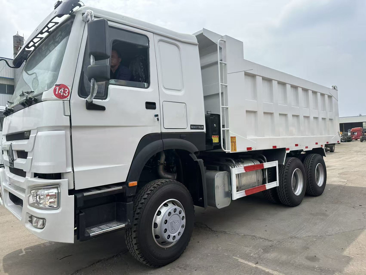 HOWO Dump Truck 6x4 Click Here for Discount - Camion basculantă: Foto 2 HOWO Dump Truck 6x4 Click Here for Discount - Camion basculantă: Foto 2