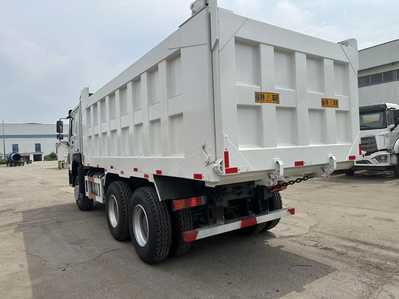 HOWO Dump Truck 6x4 Click Here for Discount - Camion basculantă: Foto 5 HOWO Dump Truck 6x4 Click Here for Discount - Camion basculantă: Foto 5