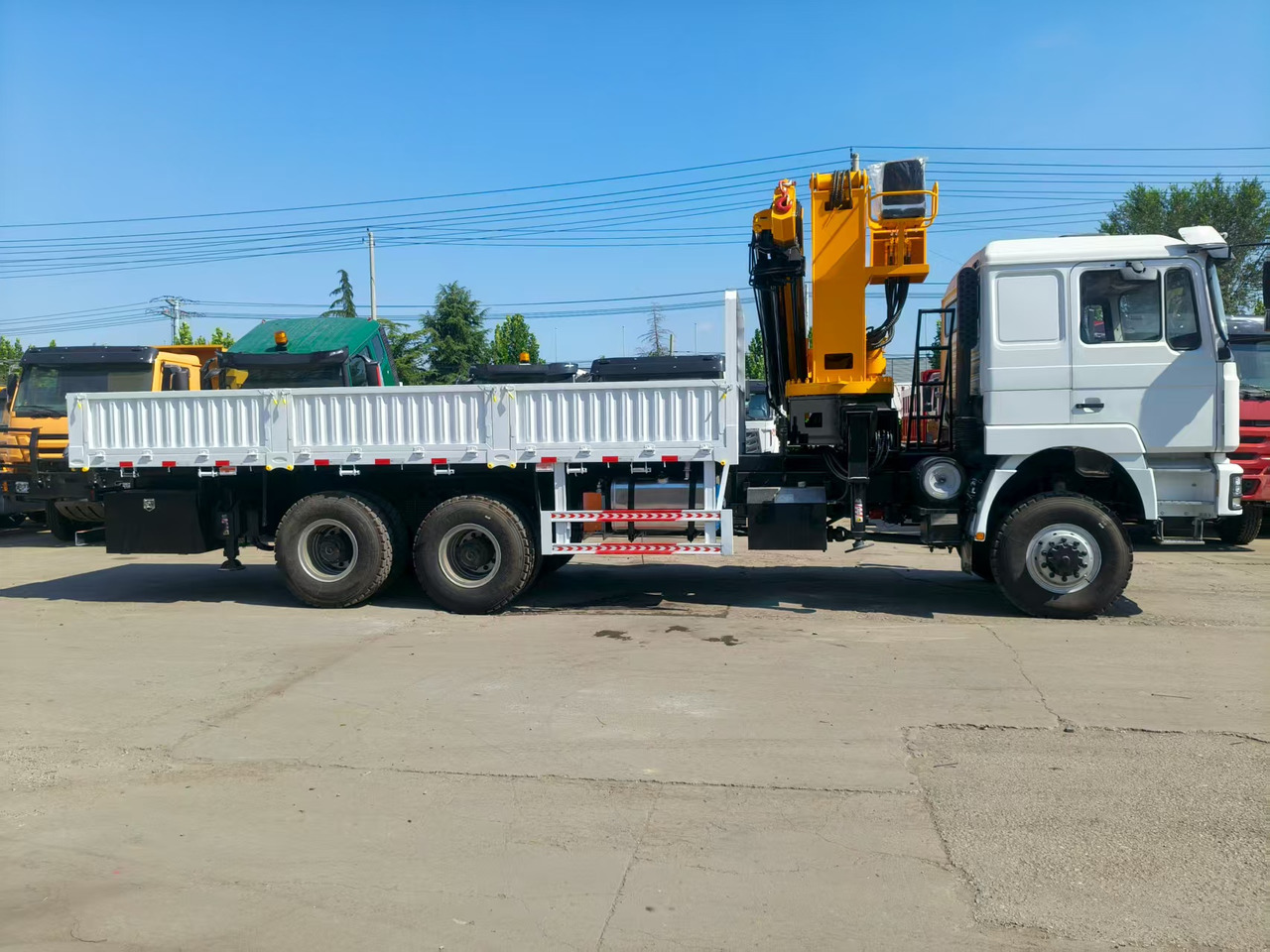 SHACMAN Truck Counted Crane 6x4 Click for Discount - Camion basculantă: Foto 2 SHACMAN Truck Counted Crane 6x4 Click for Discount - Camion basculantă: Foto 2