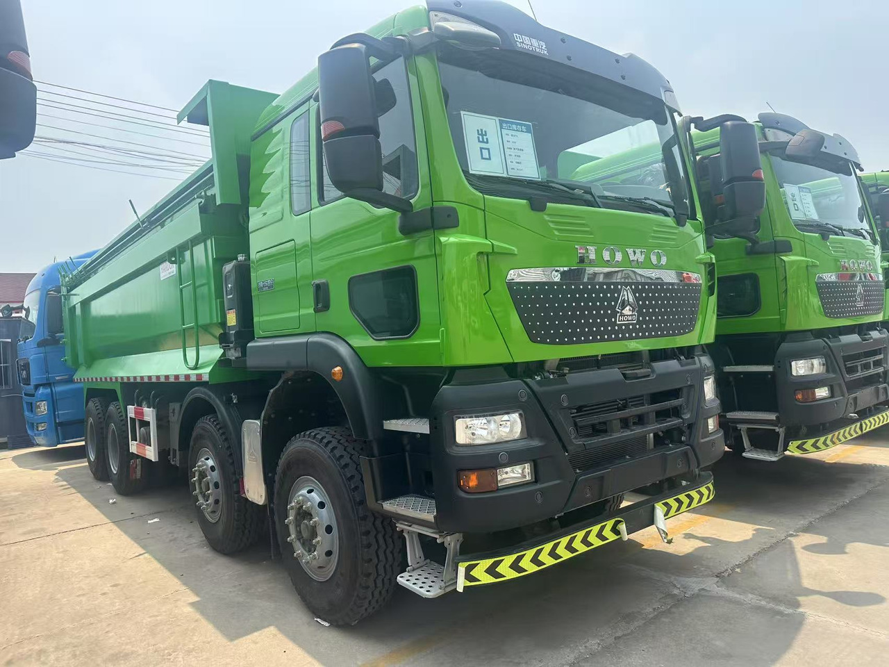 SINOTRUK Dump Truck 8x4 Click for Discount - Camion basculantă: Foto 1 SINOTRUK Dump Truck 8x4 Click for Discount - Camion basculantă: Foto 1