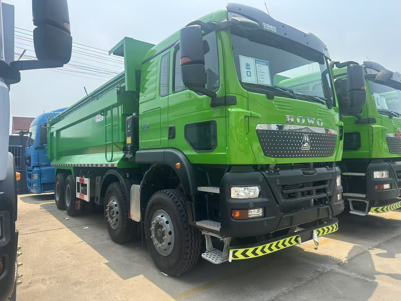SINOTRUK Dump Truck 8x4 Click for Discount - Camion basculantă: Foto 3 SINOTRUK Dump Truck 8x4 Click for Discount - Camion basculantă: Foto 3
