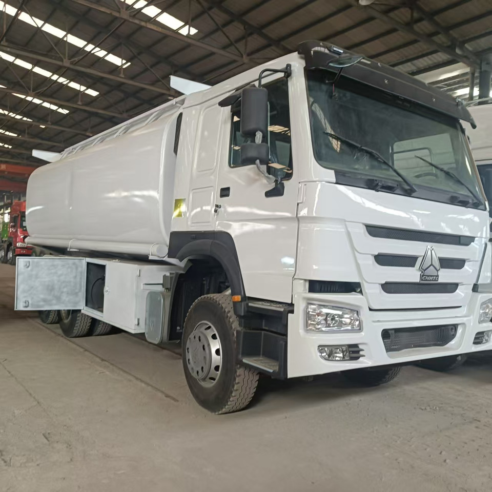 SINOTRUK HOWO 371 - Camion cisternă: Foto 3 SINOTRUK HOWO 371 - Camion cisternă: Foto 3