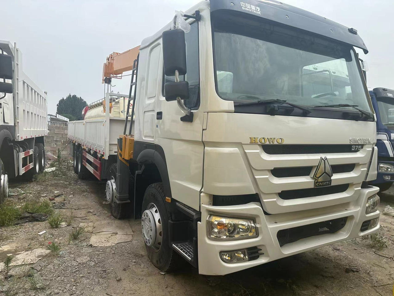 SINOTRUK HOWO 375 8X4 12TONS CLICK HERE FOR DISCOUNT - Camion cu macara: Foto 1 SINOTRUK HOWO 375 8X4 12TONS CLICK HERE FOR DISCOUNT - Camion cu macara: Foto 1