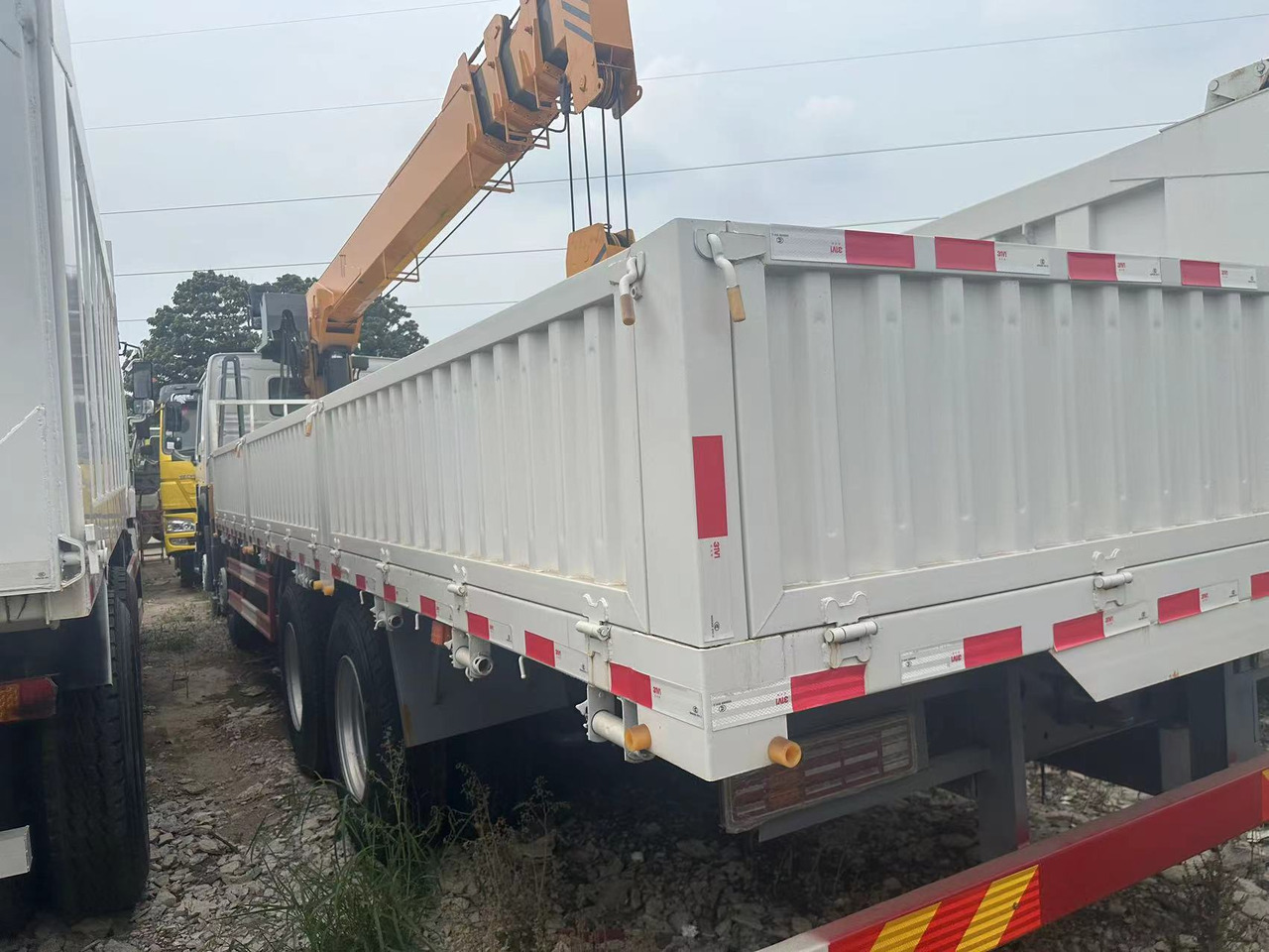 SINOTRUK HOWO 375 8X4 12TONS CLICK HERE FOR DISCOUNT - Camion cu macara: Foto 4 SINOTRUK HOWO 375 8X4 12TONS CLICK HERE FOR DISCOUNT - Camion cu macara: Foto 4