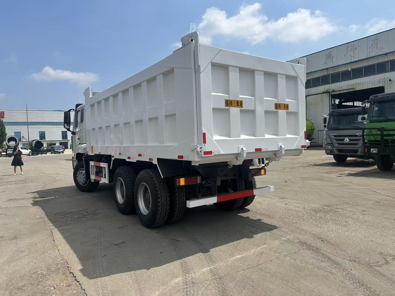 SINOTRUK HOWO 6x4 Dump Truck Click for Discount - Camion basculantă: Foto 5 SINOTRUK HOWO 6x4 Dump Truck Click for Discount - Camion basculantă: Foto 5