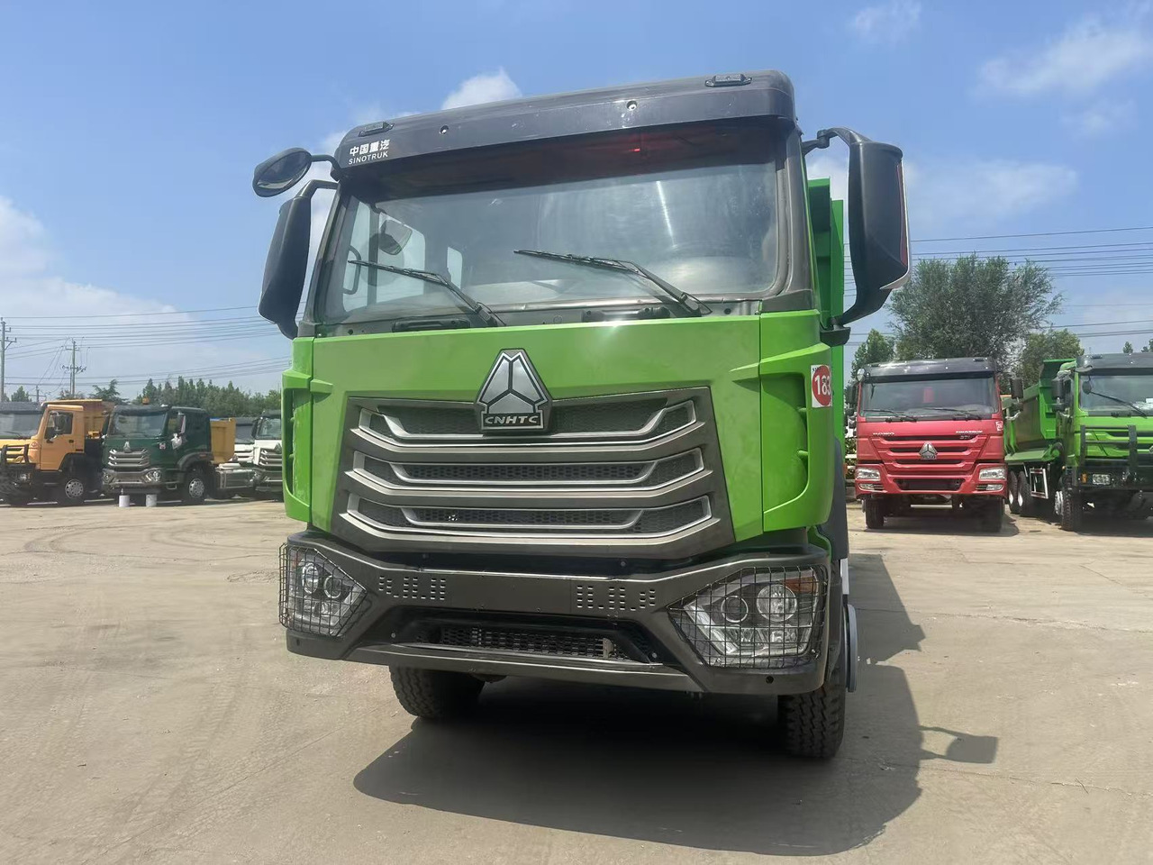 SINOTRUK HOWO 6x4 Dump Truck Click for Discount - Camion basculantă: Foto 1 SINOTRUK HOWO 6x4 Dump Truck Click for Discount - Camion basculantă: Foto 1