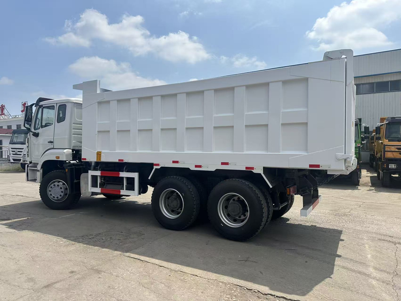 SINOTRUK HOWO 6x4 Dump Truck Click for Discount - Camion basculantă: Foto 4 SINOTRUK HOWO 6x4 Dump Truck Click for Discount - Camion basculantă: Foto 4