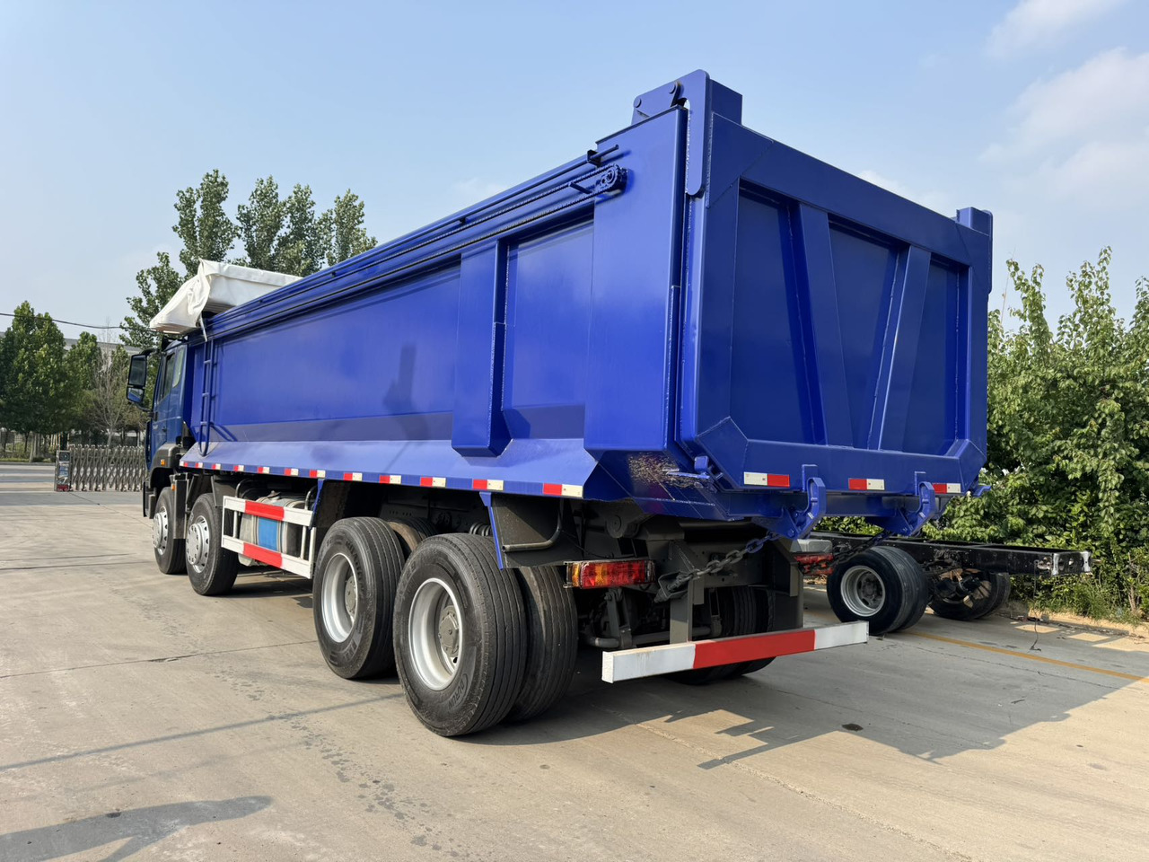 SINOTRUK HOWO Dump Truck 8x4 Click for Discount - Camion basculantă: Foto 3 SINOTRUK HOWO Dump Truck 8x4 Click for Discount - Camion basculantă: Foto 3