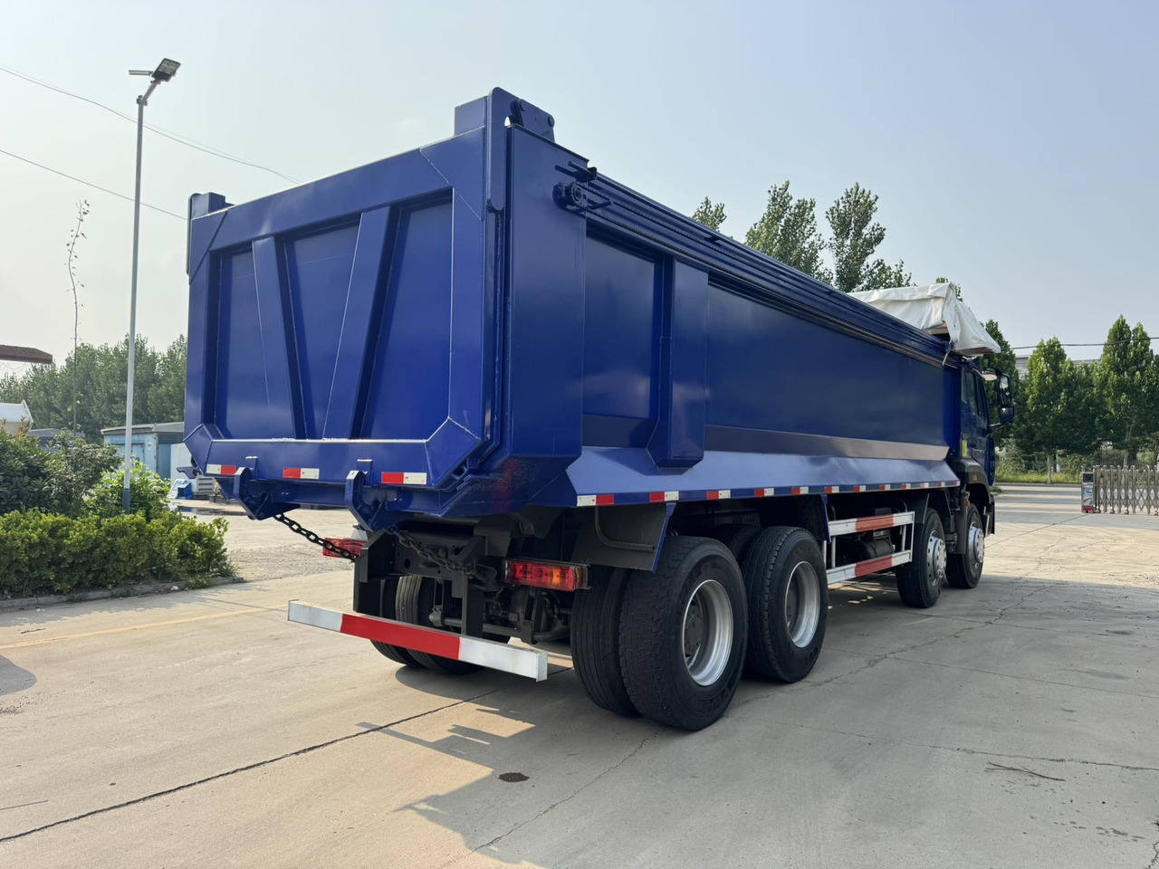 SINOTRUK HOWO Dump Truck 8x4 Click for Discount - Camion basculantă: Foto 4 SINOTRUK HOWO Dump Truck 8x4 Click for Discount - Camion basculantă: Foto 4