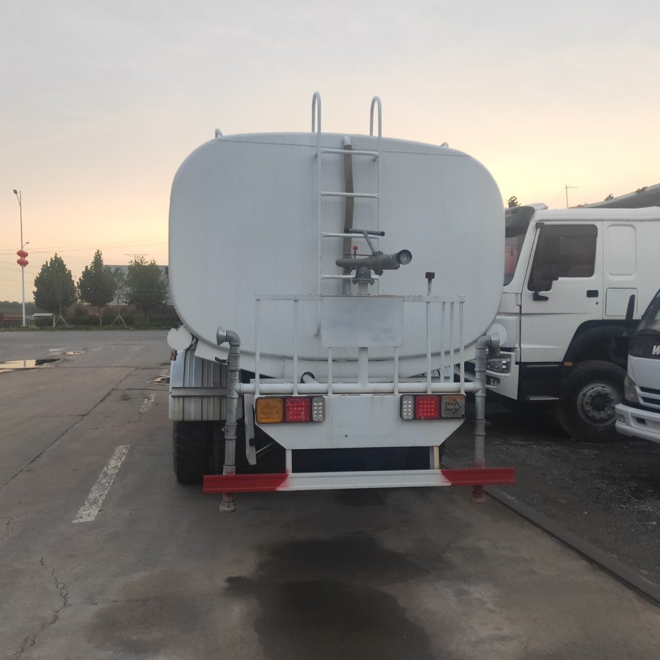 SINOTRUK HOWO WATER TANK CLICK HERE FOR DISCOUNT - Camion cisternă: Foto 4 SINOTRUK HOWO WATER TANK CLICK HERE FOR DISCOUNT - Camion cisternă: Foto 4