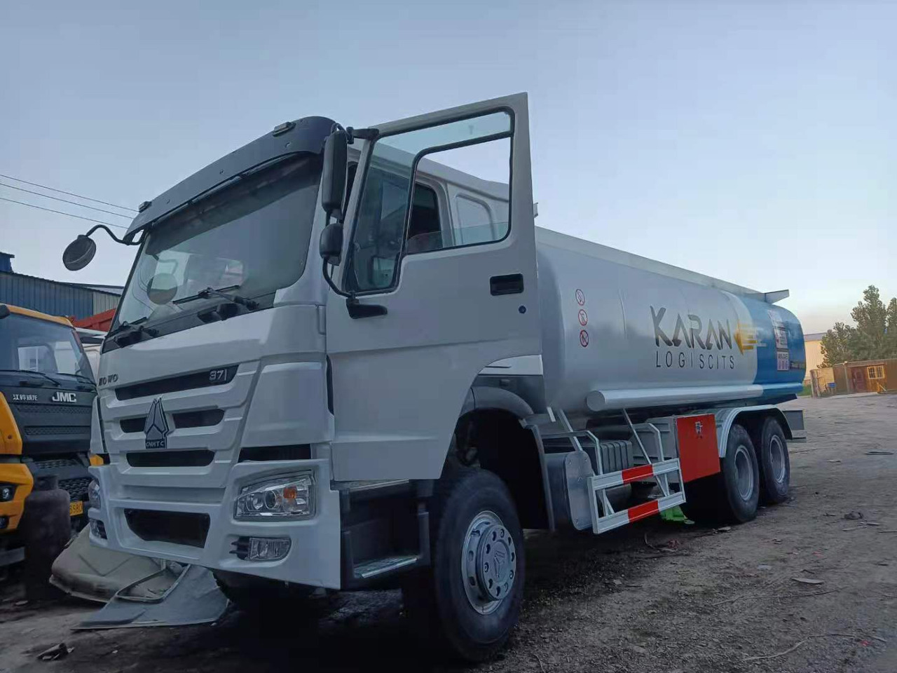SINOTRUK Howo 371 Fuel Tanker Click Here For DISCOUNT - Camion cisternă: Foto 2 SINOTRUK Howo 371 Fuel Tanker Click Here For DISCOUNT - Camion cisternă: Foto 2