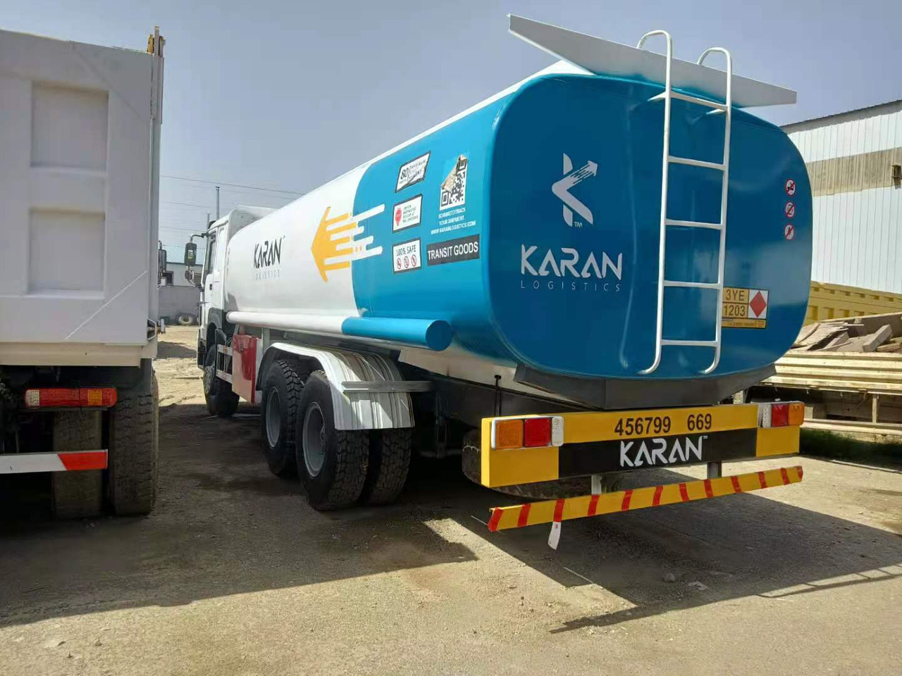 SINOTRUK Howo 371 Fuel Tanker Click Here For DISCOUNT - Camion cisternă: Foto 3 SINOTRUK Howo 371 Fuel Tanker Click Here For DISCOUNT - Camion cisternă: Foto 3