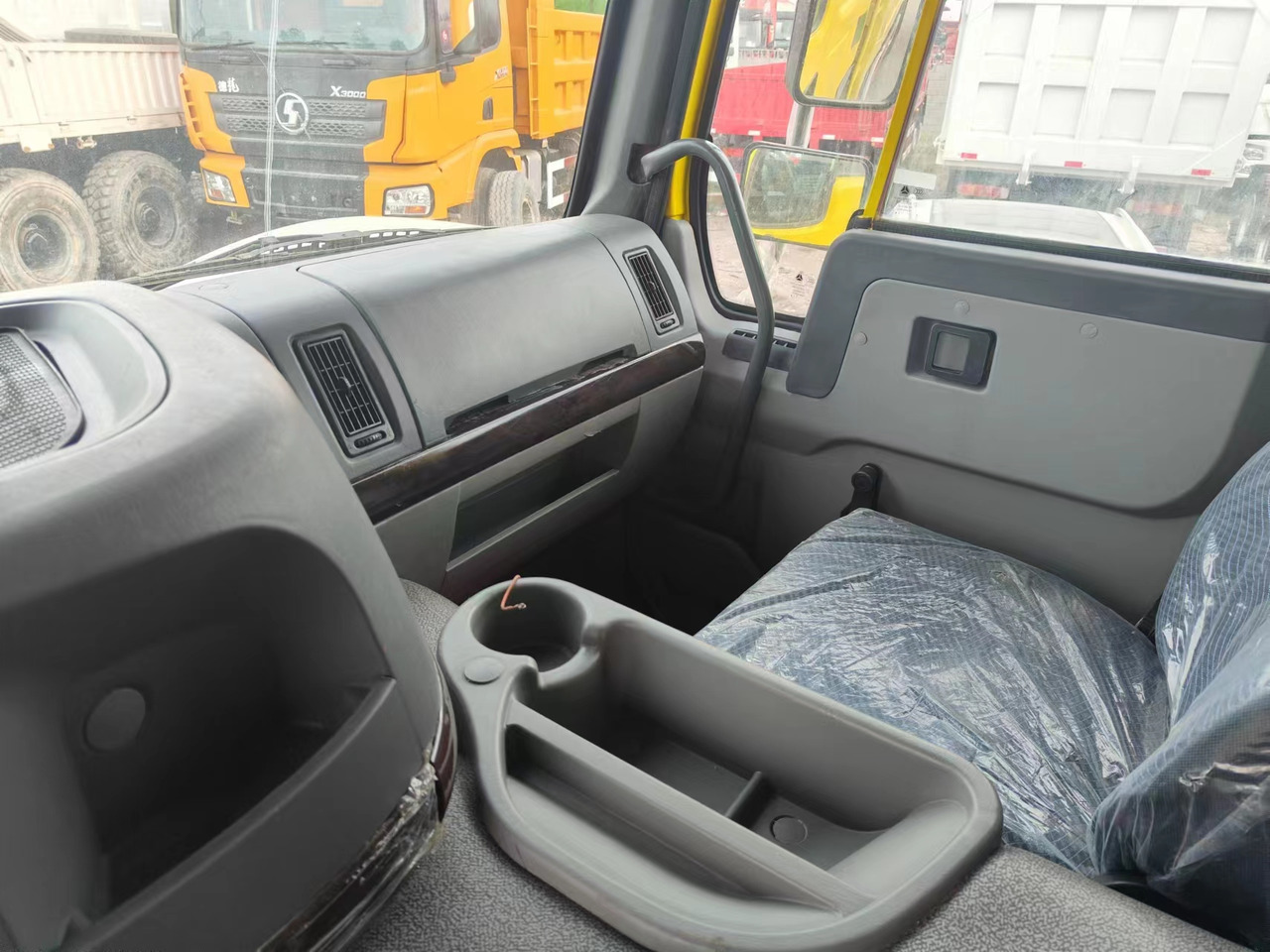 Sino HOWO 8x4 Dump Truck Click for Discount - Camion basculantă: Foto 5 Sino HOWO 8x4 Dump Truck Click for Discount - Camion basculantă: Foto 5