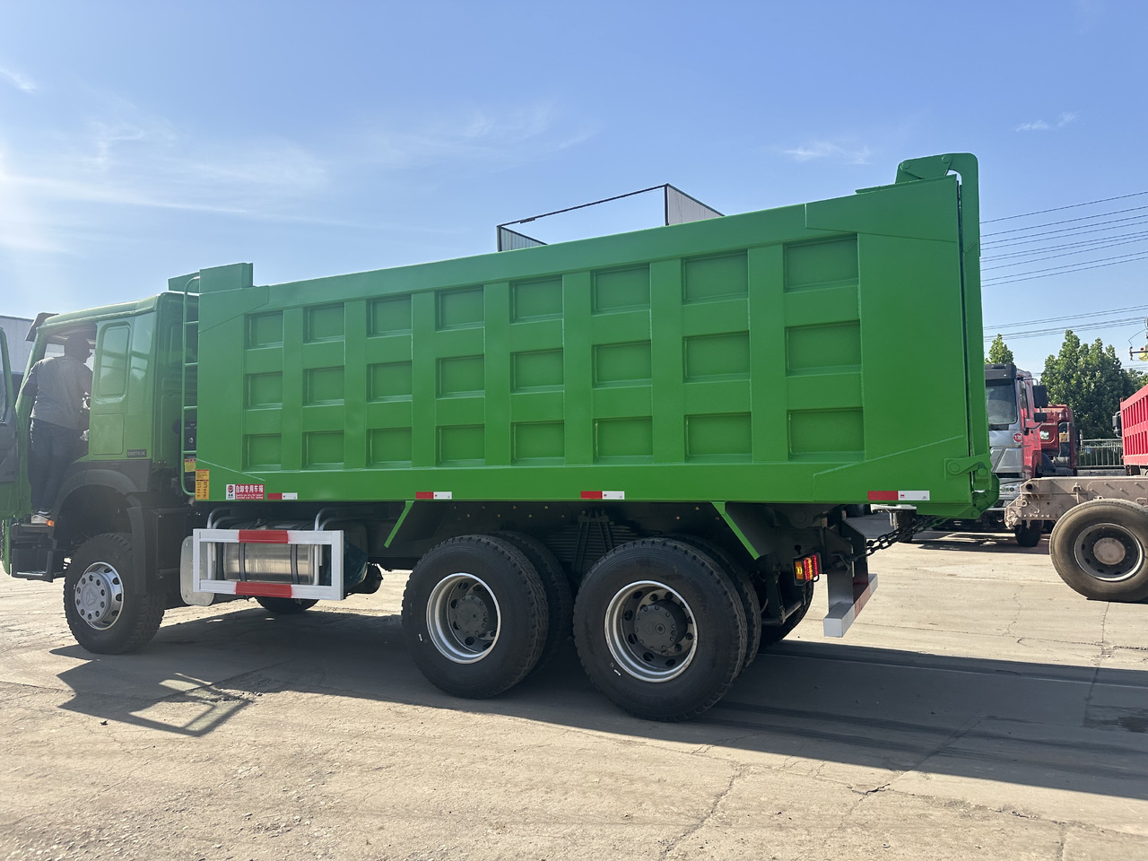 Sinotruck 6x4 HOWO Dump Truck Clcik for Discount - Camion basculantă: Foto 4 Sinotruck 6x4 HOWO Dump Truck Clcik for Discount - Camion basculantă: Foto 4