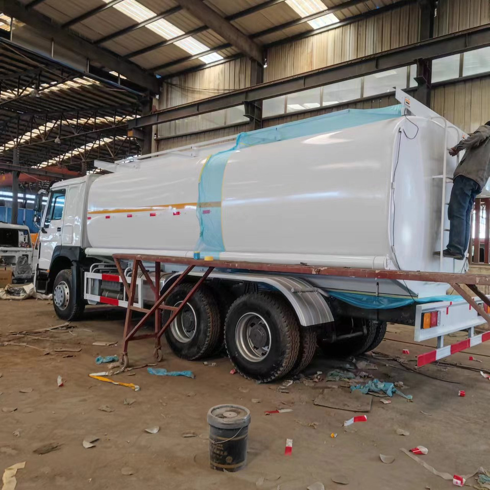 Sinotruck HOWO 371 CLICK HERE FOR DISCOUNT - Camion cisternă: Foto 3 Sinotruck HOWO 371 CLICK HERE FOR DISCOUNT - Camion cisternă: Foto 3