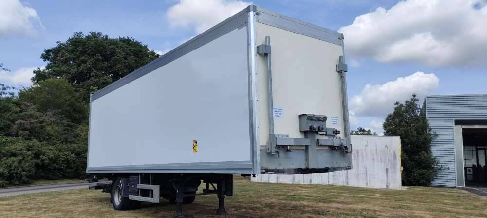 Semi-remorque 1 Essieu DISTRIBOX HAYON 24 PALETTES 2 PORTES AR 2M80 - Semiremorcă furgon: Foto 1 Semi-remorque 1 Essieu DISTRIBOX HAYON 24 PALETTES 2 PORTES AR 2M80 - Semiremorcă furgon: Foto 1